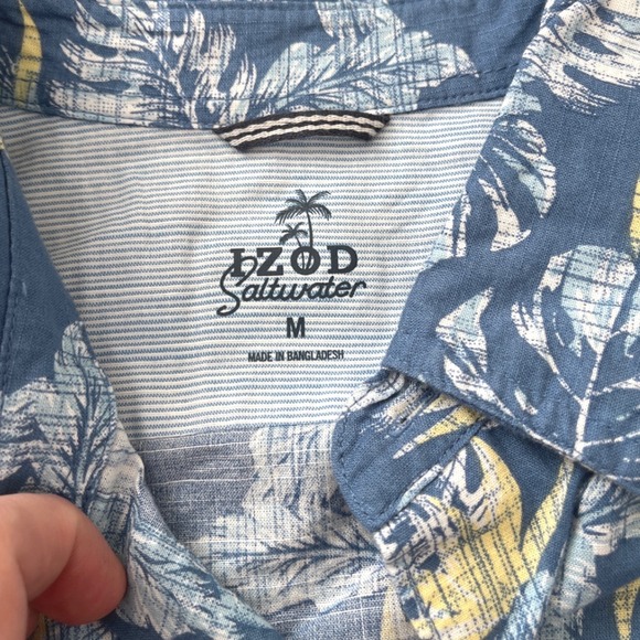 IZOD Saltwater Mens Short Sleeve Button Down Shirt Blue Tropical Floral M NWT - Picture 4 of 6